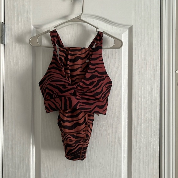 Leperd athletic set with sports bra and leggings - Picture 2 of 6